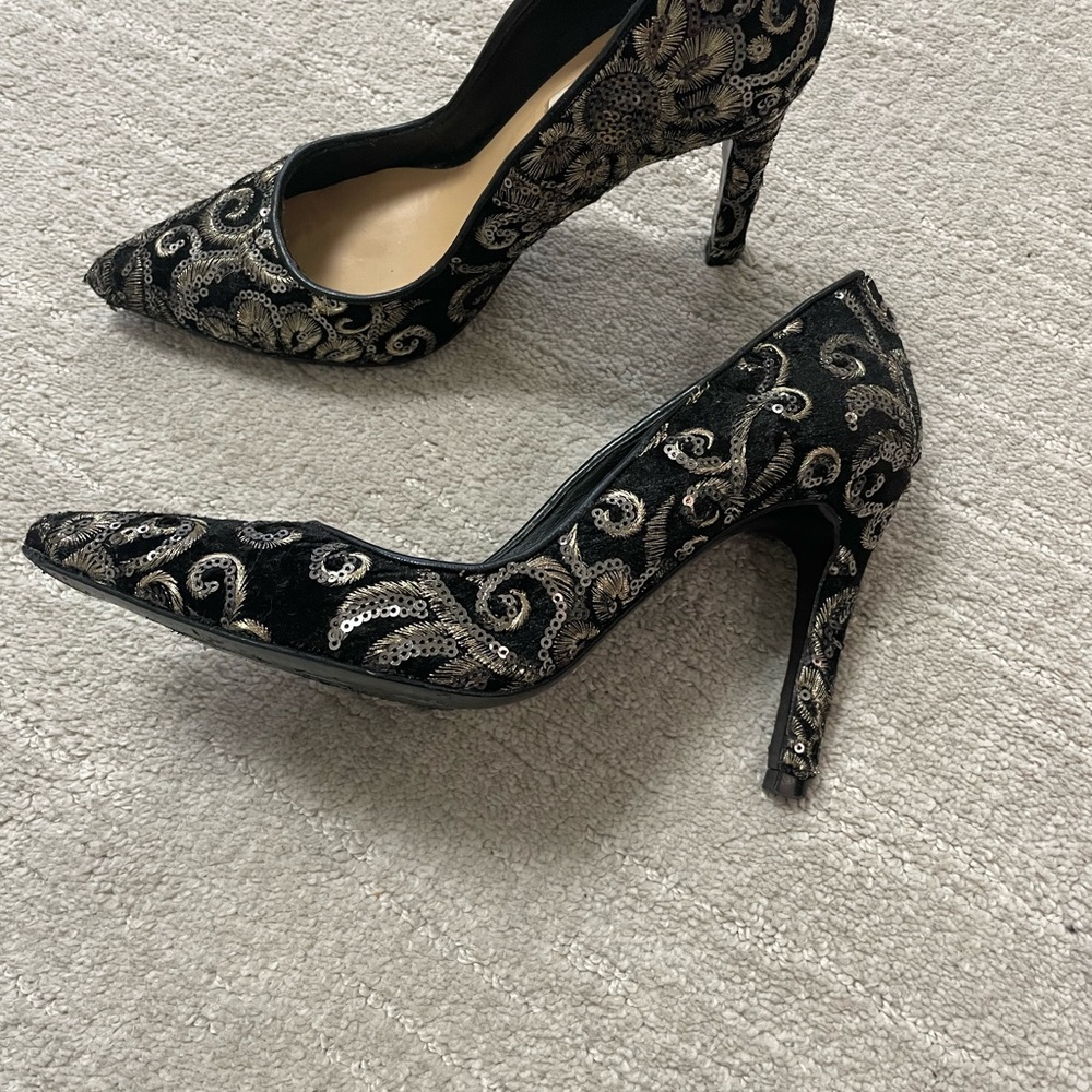Badgley Mischka Elegant Black and gold Women's Heels - Picture 4 of 10